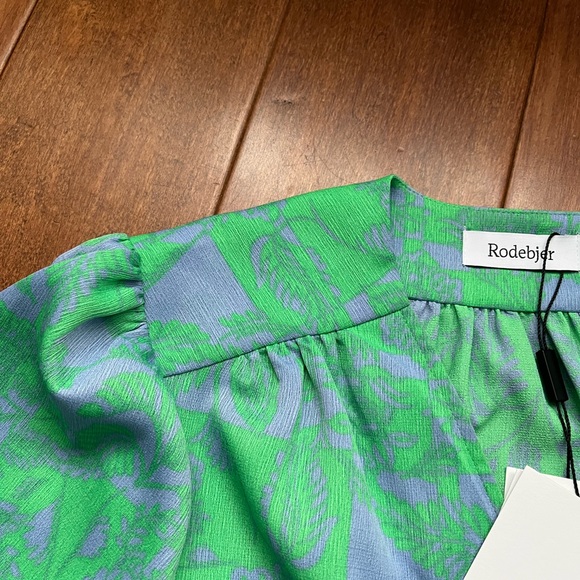 RODEBJER Short Sleeve Floral Print Top - Picture 9 of 11